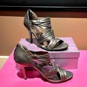 🎁Super nice metallic silver heels